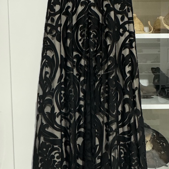 Beautiful laced gown Escape Nordstrom Size 6 runs Small 4-6 - Picture 6 of 6